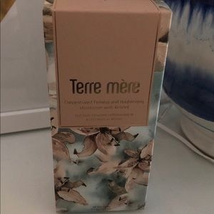 BNIB Firming & Brightening Moisturizer w/ Retinol!